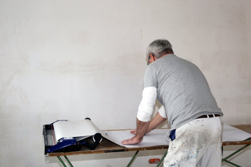 Renovlies aanbrengen in Den Haag. Ontdek de materialen en beste techniek om te behangen met renovlies behang.